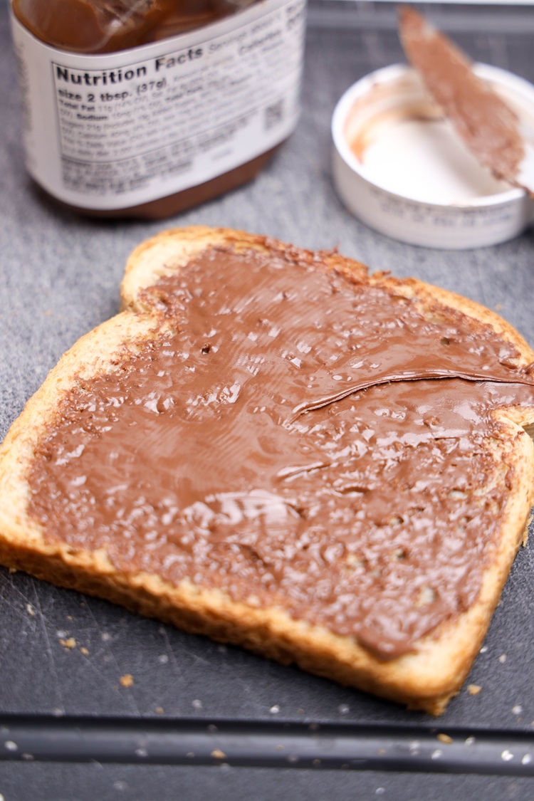 spread nutella on the bread and place anothe rpiece on top