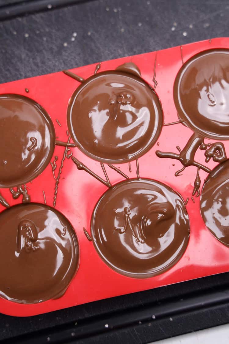 Cover with more melted chocolate just to the top of each mold