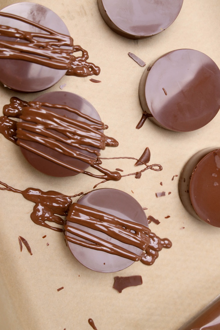 Transfer remaining chocolate to a piping bag and drizzle over each cookie.