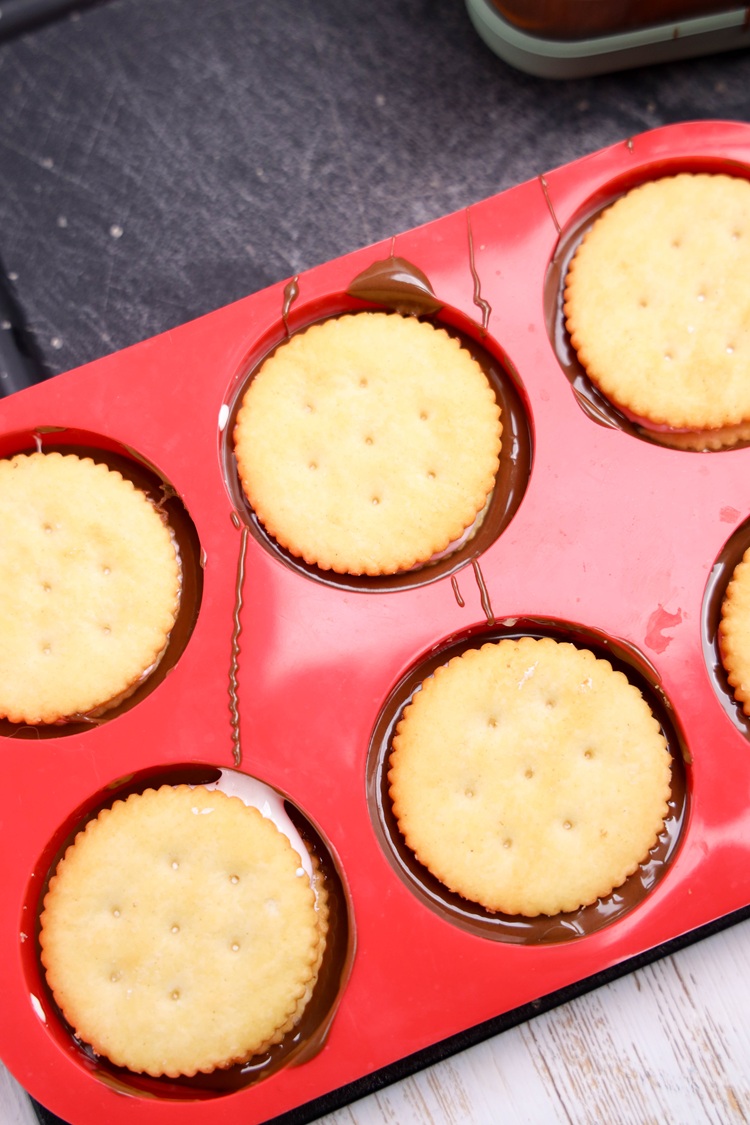 marshmallow creme between two Ritz crackers and place them into the mold