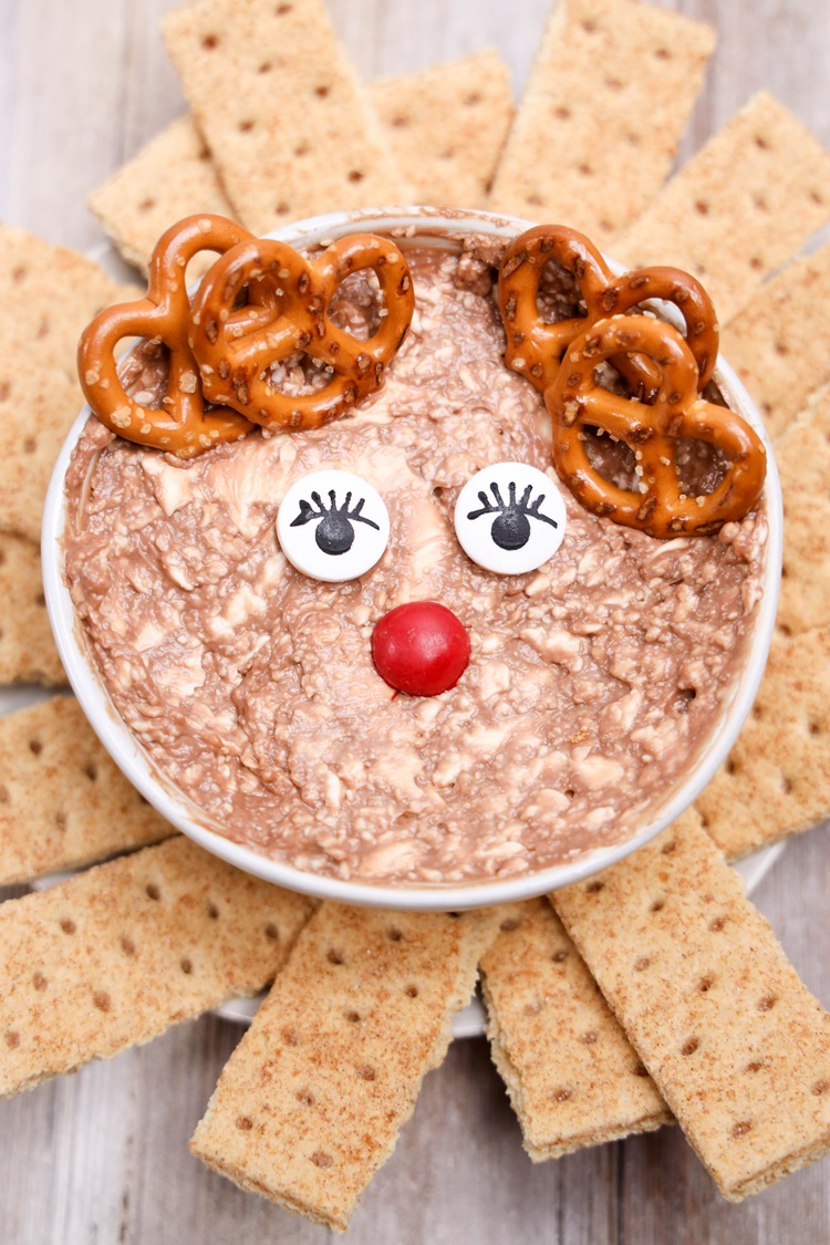 nutella reindeer dip serveed with graham crackers