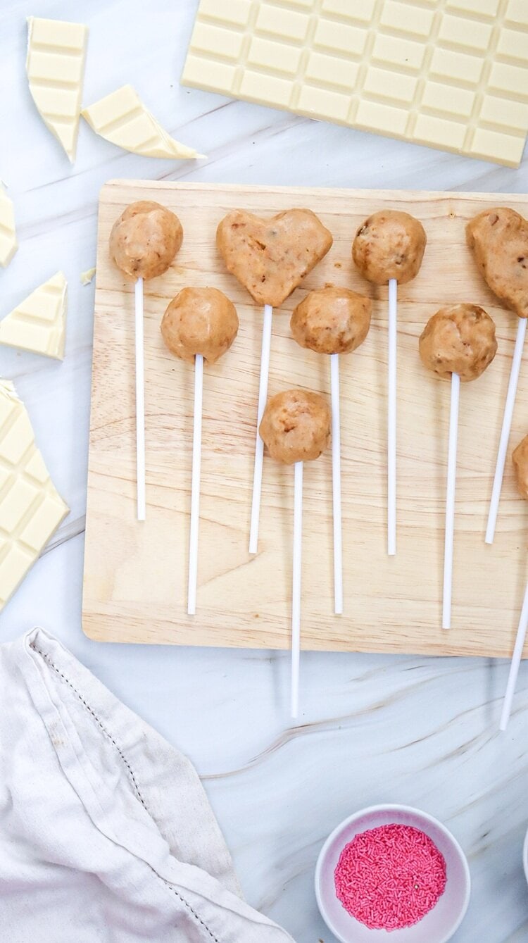 A picture of round and heart shaped cake pops without frosting.