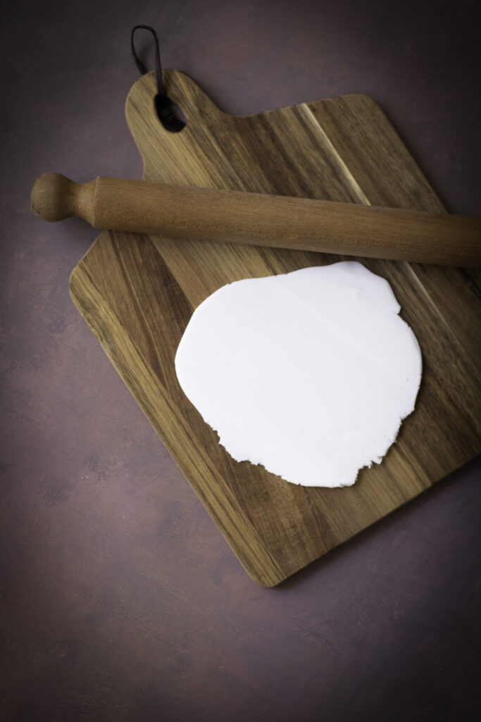  picture of white sugar paste rolled flat with a rolling pin.